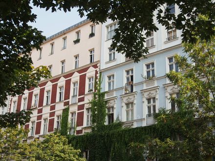 Eine Hausfassade von Altbauhäusern in Berlin Pankow