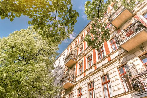 Eine Fassade eines Altbauhauses in Berlin Pankow